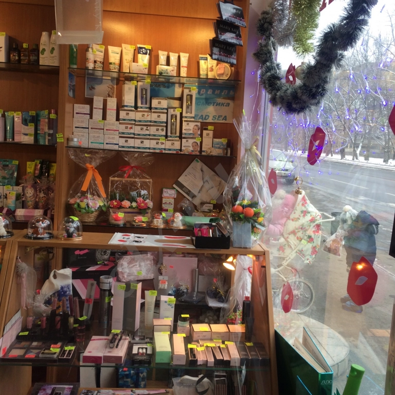 Продам торговое оборудование. Стенка и 4 витрины с подсветкой.