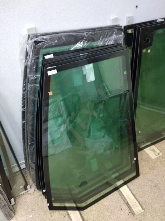 Стекло двери верхнее 15086905 Volvo BL61 / 71