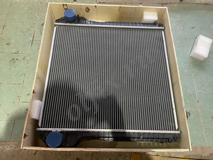 Радиатор охлаждения водяной 17224502 Volvo