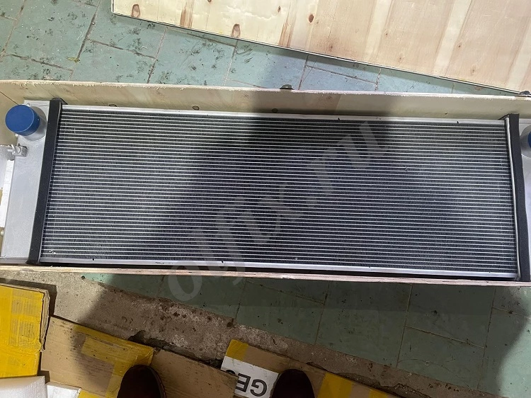 Радиатор охлаждения водяной XB00004994, XB00004995 Hitachi