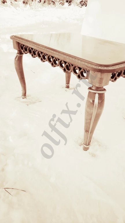 журнальный столик из массива резной