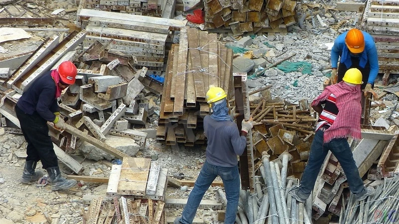 Разнорабочие, строительная бригада, грузчики