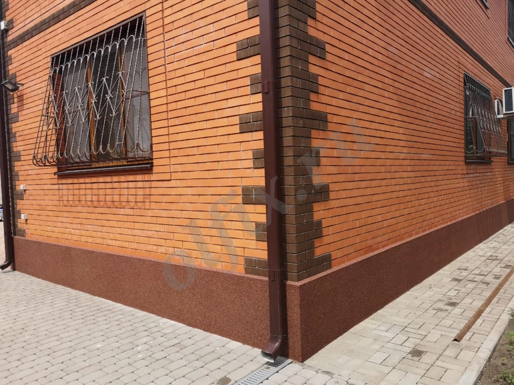 Отделка цоколя декоративной штукатуркой - мраморная крошка